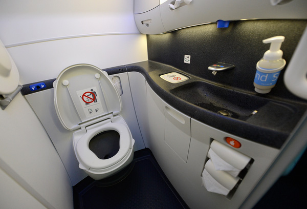 Nhà vệ sinh trên máy bay hoạt động như thế nào?