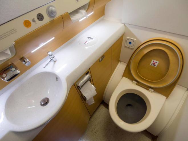 nhà vệ sinh trên máy bay